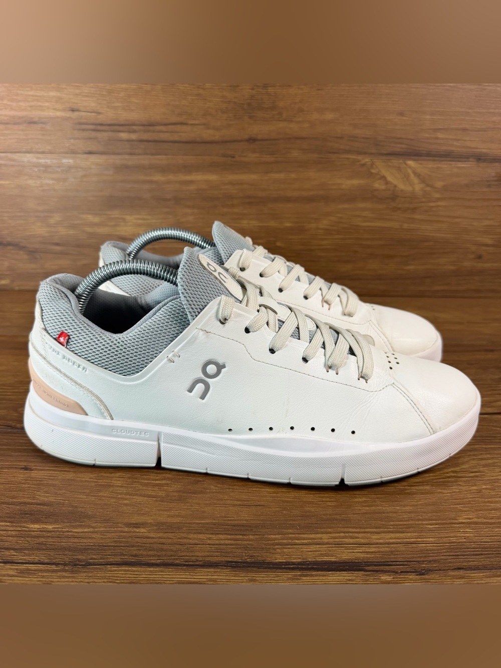 On Cloud Womens The Roger White Fashion Sneaker Size 10.5